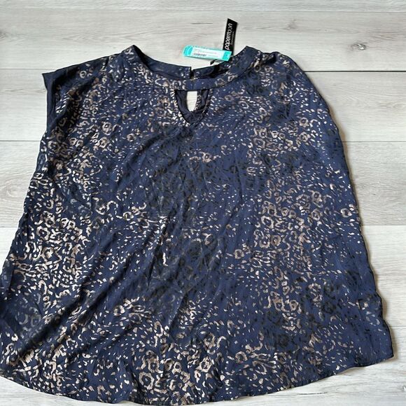 PAPERMOON
Reece Mixed Material Key Hole Top Navy 1X Stitch Fix - Picture 7 of 9